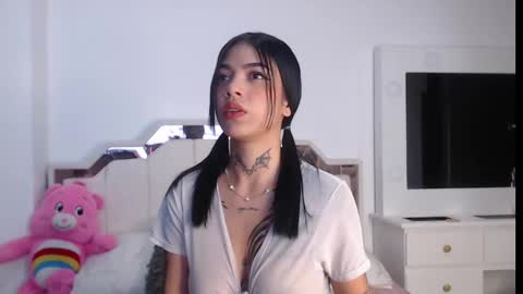 zoe_kravitx_ online show from October 2025 05:08:02 AM