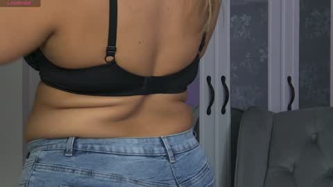 Snapshot of zoemesmerizee chatting on December 2024 05:02:01 AM ZoeMesmerize online show from December 2024 05:02:01 AM