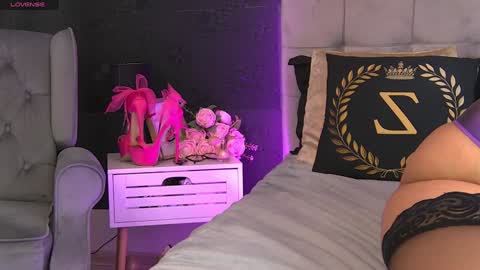 Snapshot of zoemesmerizee chatting on December 2024 04:20:02 AM ZoeMesmerize online show from December 2024 04:20:02 AM