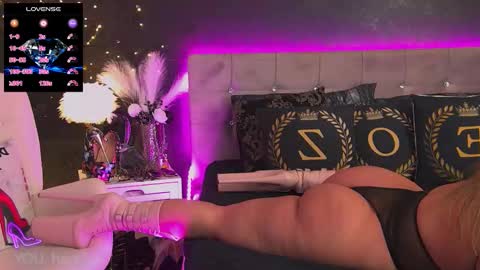 Snapshot of zoemesmerizee chatting on October 2025 04:59:02 PM ZoeMesmerize online show from October 2025 04:59:02 PM