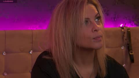 ZoeMesmerize online show from November 2025 11:00:02 AM