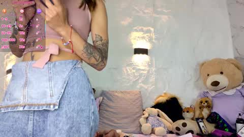 Violeta online show from November 2025 12:00:02 PM