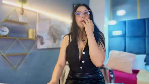 Snapshot of zuzana21 chatting on June 2026 01:10:02 PM Zuzana21 online show from June 2026 01:10:02 PM