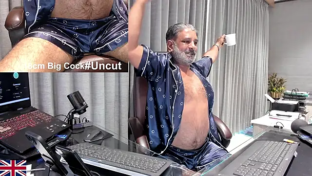 Snapshot of OnlineBossUK chatting on April 2026 05:05:01 AM OnlineBossUK online show from April 2026 05:05:01 AM