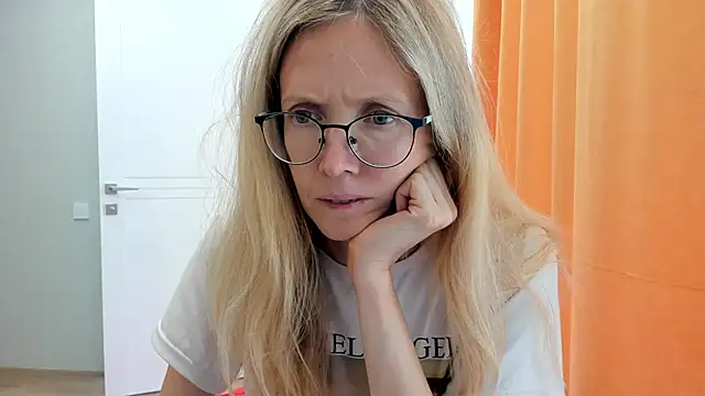 Snapshot of angelmommu chatting on September 2025 06:59:01 AM angelmommu online show from September 2025 06:59:01 AM