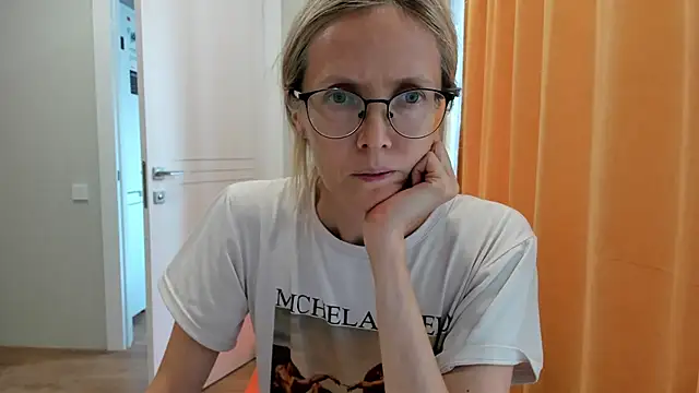 Snapshot of angelmommu chatting on September 2025 12:18:01 PM angelmommu online show from September 2025 12:18:01 PM