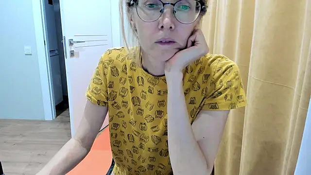 Snapshot of angelmommu chatting on September 2025 05:26:02 PM angelmommu online show from September 2025 05:26:02 PM