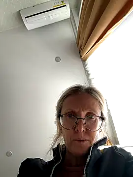 Snapshot of angelmommu chatting on October 2025 07:15:01 AM angelmommu online show from October 2025 07:15:01 AM