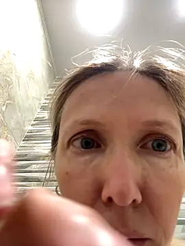 Snapshot of angelmommu chatting on October 2025 04:00:02 AM angelmommu online show from October 2025 04:00:02 AM