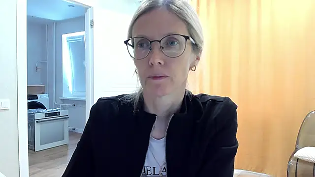 Snapshot of angelmommu chatting on October 2025 06:45:02 AM angelmommu online show from October 2025 06:45:02 AM