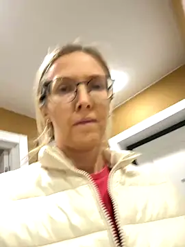 Snapshot of angelmommu chatting on November 2025 04:42:01 PM angelmommu online show from November 2025 04:42:01 PM