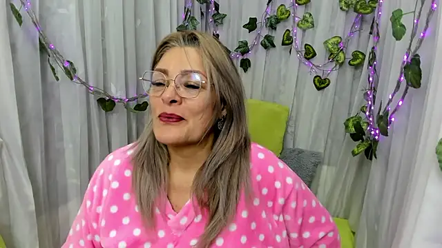 Snapshot of RebeccaThompson chatting on October 2025 02:56:01 AM RebeccaThompson online show from October 2025 02:56:01 AM