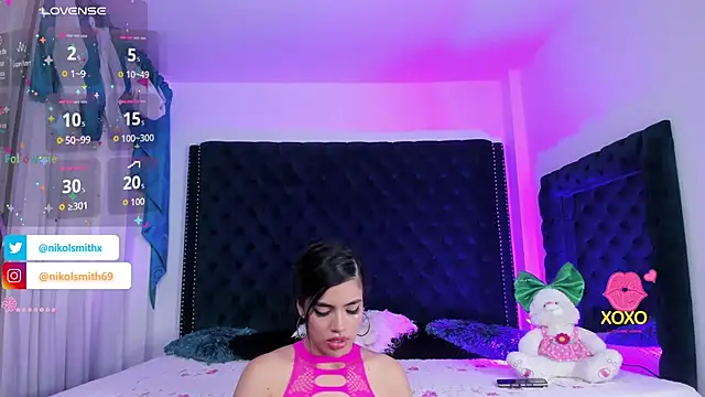 nikolsmithh online show from November 2025 06:29:01 PM