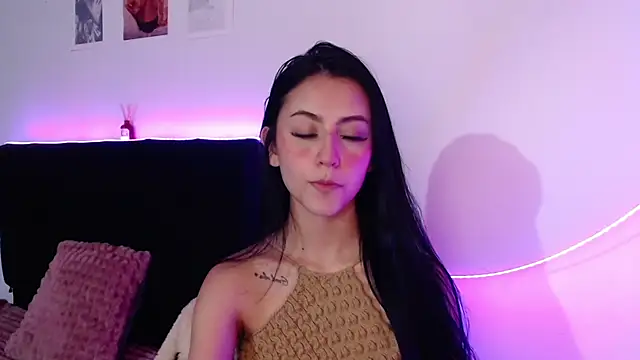 Coralinnee  online show from March 2025 03:47:01 AM