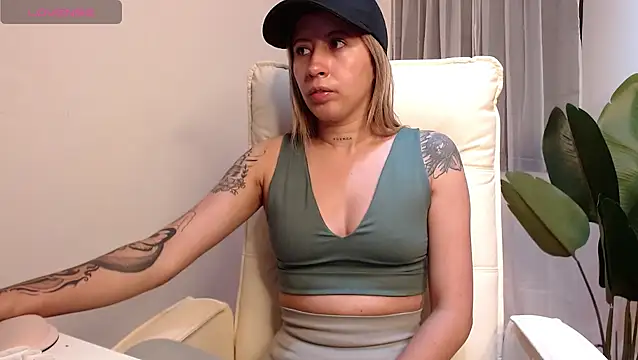 Snapshot of marthina_thompsson chatting on June 2026 01:01:02 PM marthina thompsson online show from June 2026 01:01:02 PM