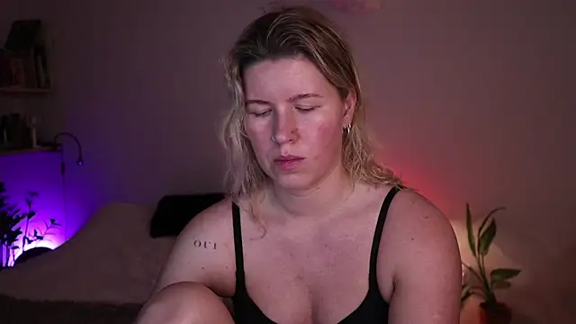 moonamii online show from November 2025 06:40:01 PM