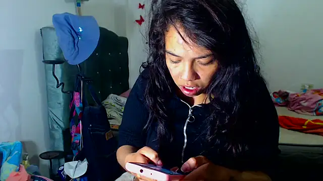 AmaraRoberts420 online show from December 2025 04:45:02 PM