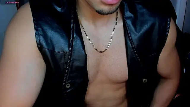 Snapshot of Tommy_Bred chatting on May 2026 08:21:02 PM Tommy Bred online show from May 2026 08:21:02 PM