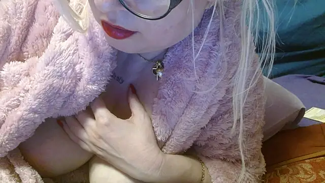 Snapshot of martachatte chatting on May 2026 08:36:02 PM martachatte online show from May 2026 08:36:02 PM