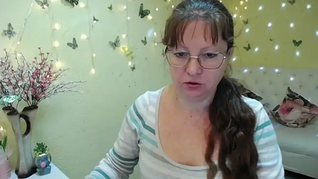 Snapshot of VanessaHotts chatting on May 2026 05:01:02 AM VanessaHotts online show from May 2026 05:01:02 AM
