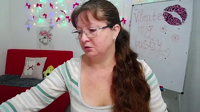 Snapshot of VanessaHotts chatting on May 2026 05:01:02 AM VanessaHotts online show from May 2026 05:01:02 AM