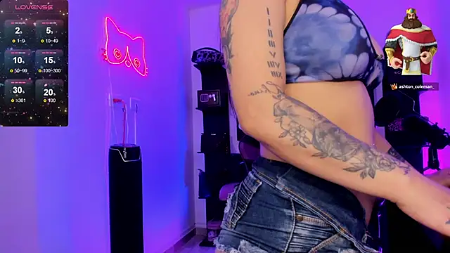 Snapshot of miss_kitty chatting on May 2026 11:43:02 PM miss kitty online show from May 2026 11:43:02 PM
