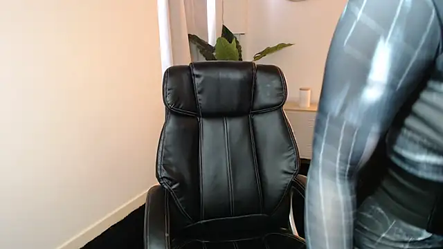 Crystal-dreamt online show from February 2026 11:11:02 AM