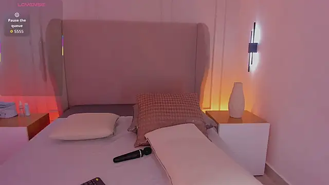 luisah  online show from October 2025 08:11:02 PM