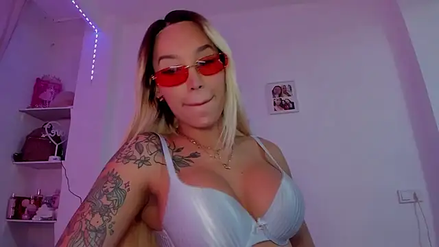 Snapshot of _viioletweekend_ chatting on November 2025 08:44:01 PM viioletweekend online show from November 2025 08:44:01 PM