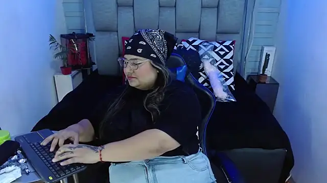 evelin zaens online show from November 2025 06:45:01 AM