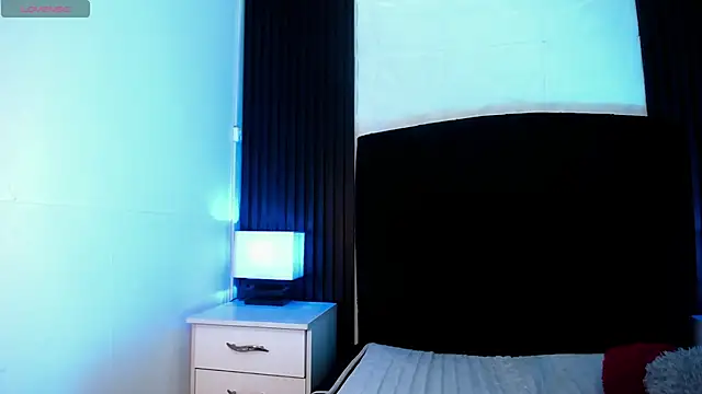 alicia moom online show from October 2025 07:56:02 PM