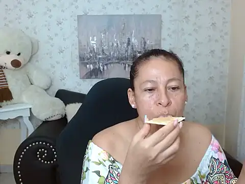 Snapshot of mature_martina chatting on April 2026 10:32:01 PM mature martina online show from April 2026 10:32:01 PM