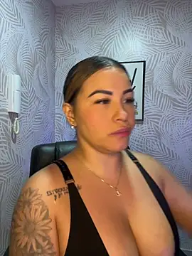 Snapshot of sexyyykloee chatting on February 2026 06:01:02 AM sexyyykloee online show from February 2026 06:01:02 AM