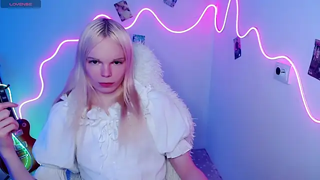 Emily Nyaffee online show from October 2025 09:28:02 PM