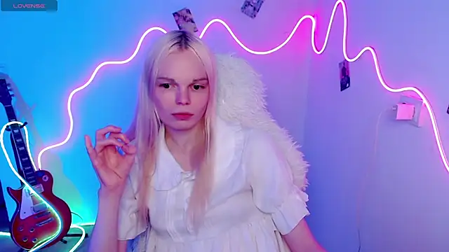 Emily Nyaffee online show from November 2025 08:32:01 PM