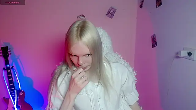 Snapshot of Emily_Nyaffee chatting on April 2026 04:26:01 PM Emily Nyaffee online show from April 2026 04:26:01 PM