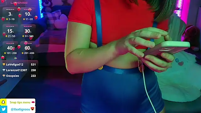 Snapshot of PetiteAngel666 chatting on January 2025 11:19:02 PM PetiteAngel666 online show from January 2025 11:19:02 PM