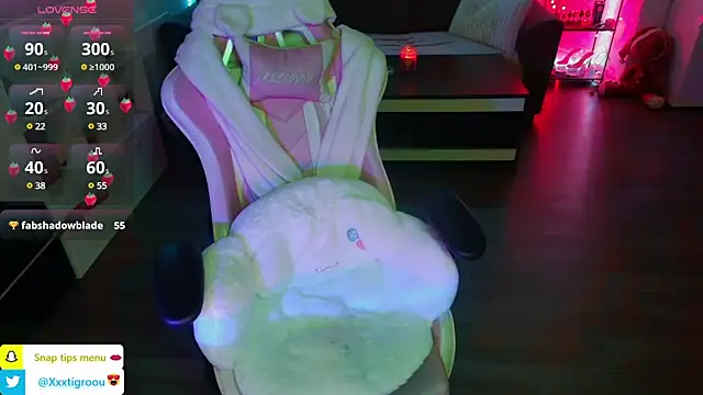 Snapshot of PetiteAngel666 chatting on January 2025 09:05:02 PM PetiteAngel666 online show from January 2025 09:05:02 PM