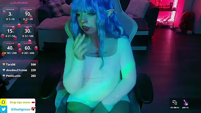 Snapshot of PetiteAngel666 chatting on January 2025 03:52:01 AM PetiteAngel666 online show from January 2025 03:52:01 AM