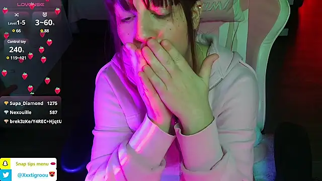 Snapshot of PetiteAngel666 chatting on January 2025 03:05:02 AM PetiteAngel666 online show from January 2025 03:05:02 AM