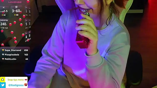 Snapshot of PetiteAngel666 chatting on January 2025 03:32:02 AM PetiteAngel666 online show from January 2025 03:32:02 AM