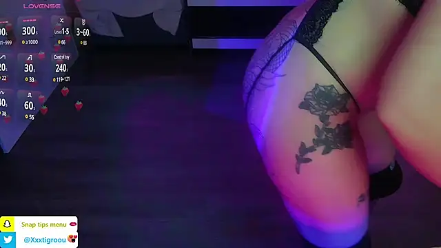 Snapshot of PetiteAngel666 chatting on January 2025 12:50:01 AM PetiteAngel666 online show from January 2025 12:50:01 AM