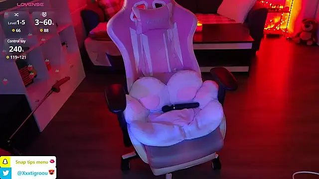 Snapshot of PetiteAngel666 chatting on February 2025 12:37:01 AM PetiteAngel666 online show from February 2025 12:37:01 AM