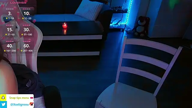 Snapshot of PetiteAngel666 chatting on February 2025 07:23:01 AM PetiteAngel666 online show from February 2025 07:23:01 AM