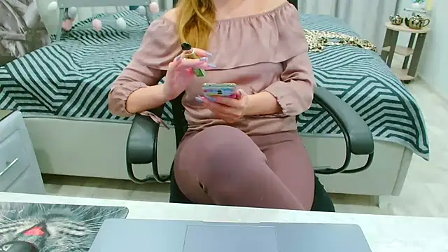 EveLove33 online show from April 2026 04:37:02 PM