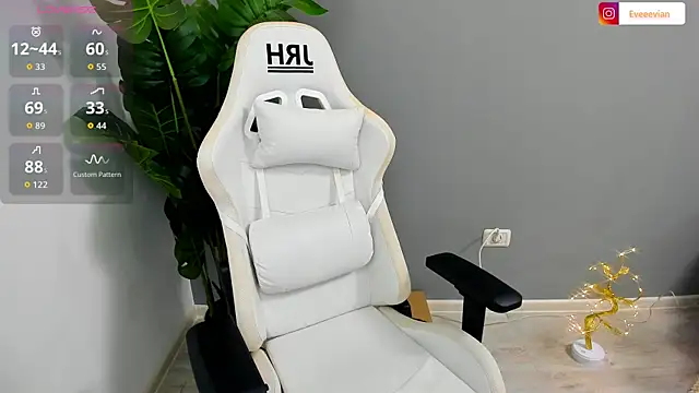 Snapshot of EveEvian chatting on February 2026 01:51:01 PM EveEvian online show from February 2026 01:51:01 PM