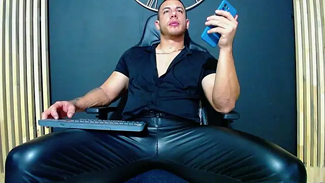 Snapshot of Maxxxpowerful chatting on March 2025 02:41:02 AM Maxxxpowerful online show from March 2025 02:41:02 AM