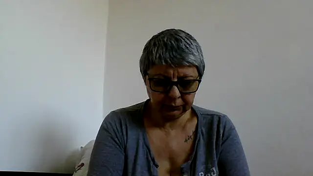 roseblak42 online show from February 2026 12:32:01 PM