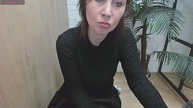 Snapshot of ZoeEast chatting on December 2024 01:27:02 PM ZoeEast online show from December 2024 01:27:02 PM