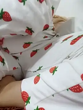 Snapshot of Bombamom chatting on April 2026 06:25:01 AM Bombamom online show from April 2026 06:25:01 AM